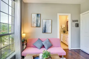 Explore & Unwind: Charming Bedford Apartment - Innenbereich