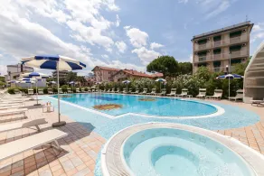 Universal Hotel - Piscine