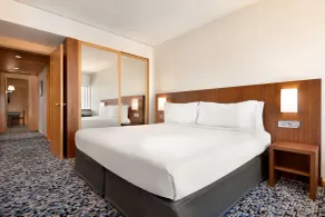 Ramada by Wyndham Lisbon - Room