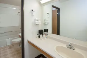 Super 8 by Wyndham Salmon Arm - Salle de bain
