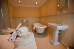 The Castle Hotel - Bathroom