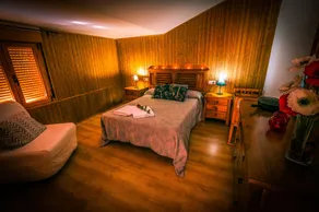 Cottage With Jacuzzi and Fireplace in the Room - Camera