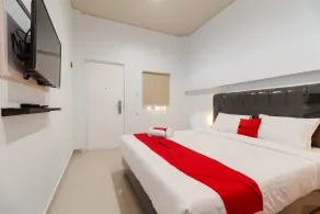 RedDoorz Plus near Palembang Icon Mall 2 - Room
