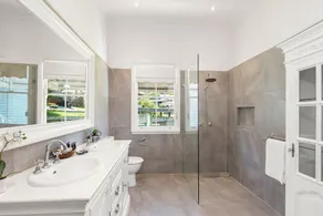 Pet Friendly Family Home In Brisbane - Relocations and Family Stays - Fast Internet - Parking - Netflix - Badezimmer