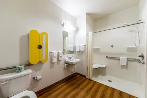 Super 8 by Wyndham Kenedy - Bathroom
