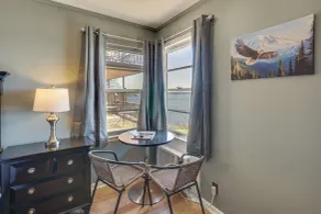 Unit 7: Bagnell Strip Adventure Hub, Patio & Views - Innvendig