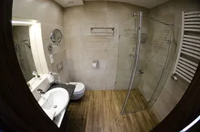 Lando - Bathroom