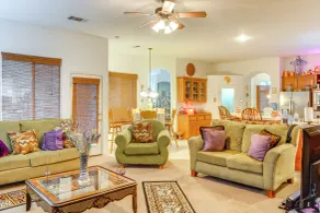 5 Mi to the Marketplace: Roomy Bakersfield Retreat - Innvendig