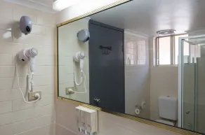 Shearing Shed Motor Inn - Bathroom