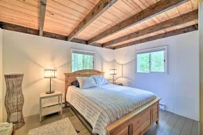 Maine Lakefront Escape: Dock, Watercraft, Fire Pit - Interiör