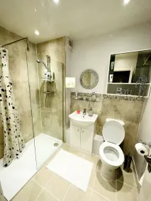 NKN cosy maisonette close to Dartford train station, free parking, food, shopping - Badezimmer