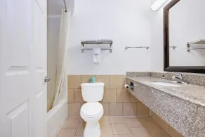 Capital O Deluxe Inn Channelview Houston I-10 - Salle de bain