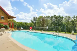Hot Tub & Seasonal Pool! Deep Creek Group Getaway - Interiör