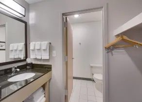 Country Inn & Suites by Radisson, Wichita East, KS - Salle de bain