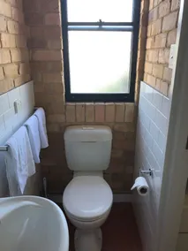 Hanbury Lodge - Bathroom