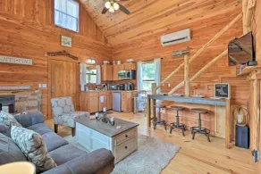 Chic Thorndale Cabin w/ Fire Pit & Fishing Pond - Interiør