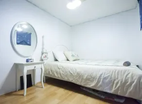 Janice's Traditional House - Camera