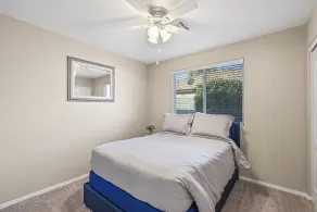 Cozy Hidden Gem - 3BR - 1Den w Backyard - Værelse