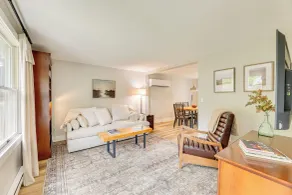 Greenbrier River Retreat w/ Deck - Steps to Trail! - Innvendig