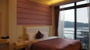 Lake In Mountain - Room