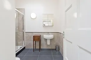 Henrietta Suites City Centre - Badrum