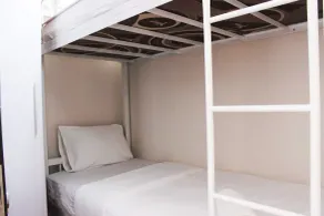 Comfy 2BR Apartment at Grand Asia Afrika By Travelio - Værelse