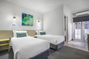 Nightcap at Skyways Hotel - Chambre