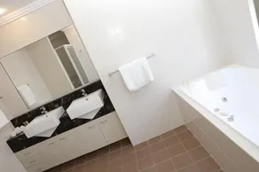 Pacific Reef by Kacys - Bathroom