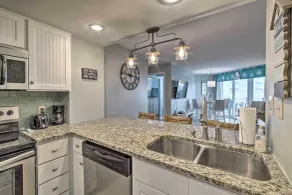 Colorful Beachfront Condo w/ Resort Amenities - Innenbereich