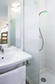 ibis budget Paris Porte d'Aubervilliers - Salle de bain