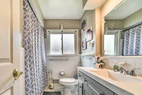 Detroit Home w/ Pool & Yard, 15 Mi to Downtown! - Badeværelse