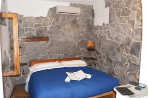 Camere Giuliano basso - Habitación