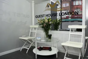 Guest House London - Coin salon dans le hall