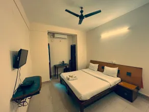 HOTEL IHAM PARADISE - Near Mangalore Central Railway Station - Pets Not Allowed - Rom