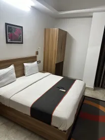 Gulnaar Inn Near US Counsulate Sankar nethralaya Apollo Hospital - Room