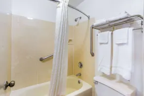 Econo Lodge Lebanon - Bathroom