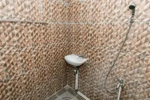 SPOT ON 93515 Pulo Gebang Guest House - Baño