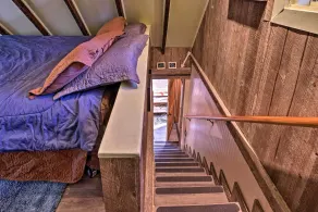 Cozy, Pet-friendly Mtn Cabin: 1 Mi to Lake Gregory - Habitación