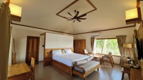 Lakefront Villa with Bathtub & Backwater Views Varkala - Chambre