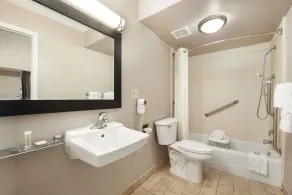 Super 8 by Wyndham Ormond Beach - Salle de bain