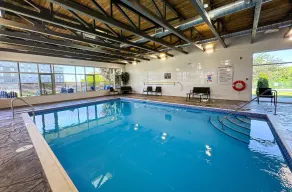 Comfort Suites Kingston Central - Piscina