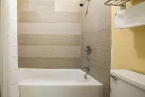 Quality Inn Eastland I-20 - Bathroom
