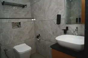 Hotel Leela's - Bathroom
