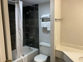 Budget Host Inn- Medical Center - Badeværelse