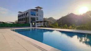 Bhavya Mountain Resort Udaipur - Piscina