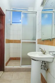 Nairobi Fahari Tripple Suites - Baño