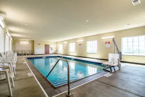 Cobblestone Hotel & Suites - Paxton - Pool