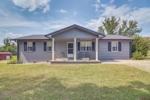 7 Mi to Barren River Lake: Quiet Getaway w/ Yard! - Interior