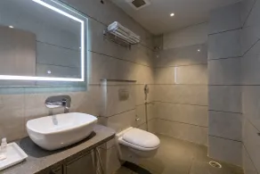 Hotel Regal Grand - Bathroom
