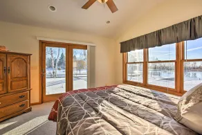 Cozy Riverfront Home w/ Fire Pit in Houghton Lake! - Interiør